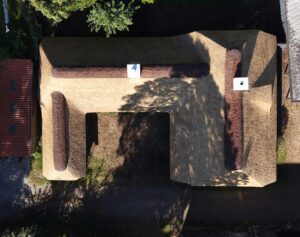 Luftfoto af nyrenoveret stråtag på en ejendom