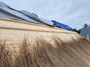 Brandsikret stråtag på træunderlag