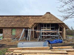 Brandsikret stråtag på træunderlag