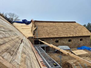 Brandsikret stråtag på træunderlag