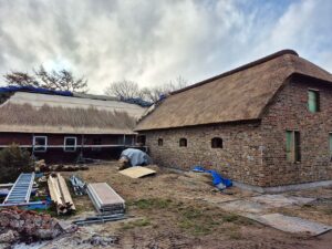 Brandsikret stråtag på træunderlag