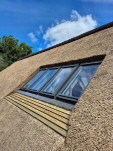 Fire integrerede Velux ovenlysvinduer i nylagt stråtag