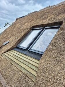 Tæt montering og inddækning af Velux vinduer i nyt stråtag i Aalborg Kommune - Dan Stråtag