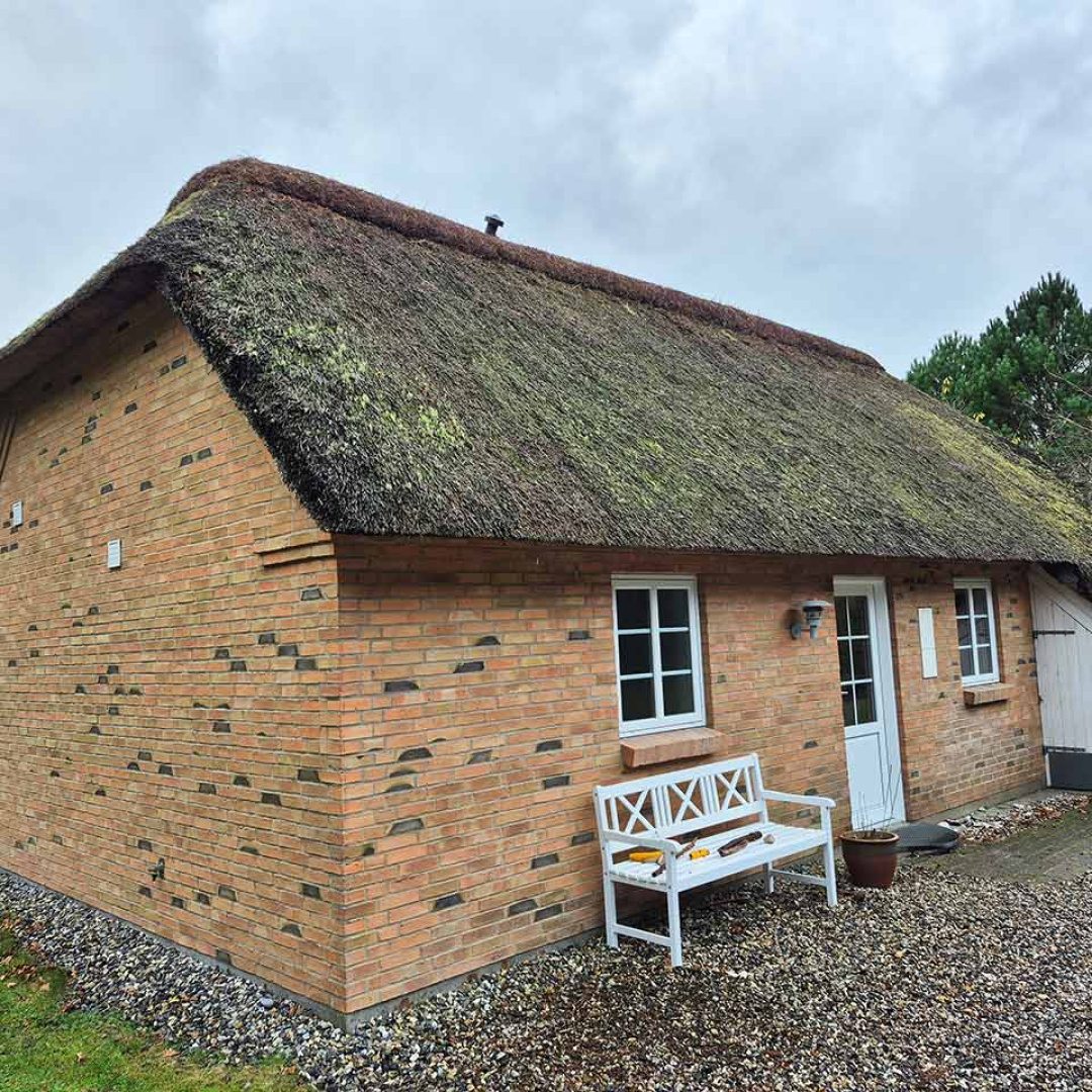 Repareret lyngrygning på stråtaget af Sommerhus