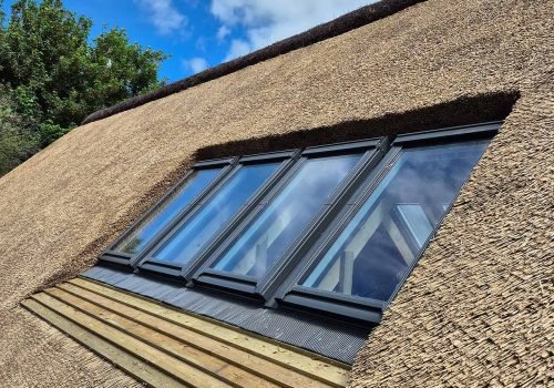 Fire integrerede Velux ovenlysvinduer i nylagt stråtag